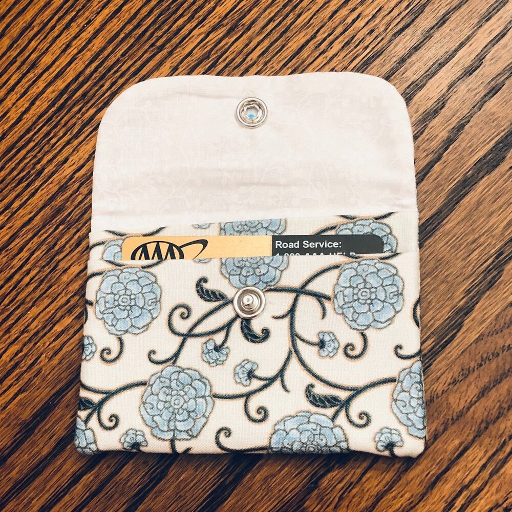 SMALL BLUE FLORAL FABRIC CREDIT CARD WALLET / 2 POCKET CASH HOLDER - Picture 2 of 4